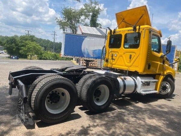 2019 FREIGHTLINER CASCADIA 126 - Image 6