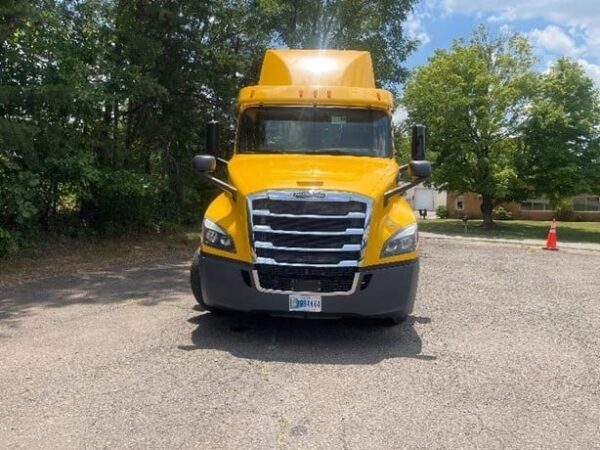 2019 FREIGHTLINER CASCADIA 126 - Image 2