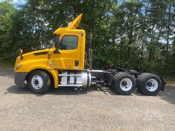 2019 FREIGHTLINER CASCADIA 126 - Image 4